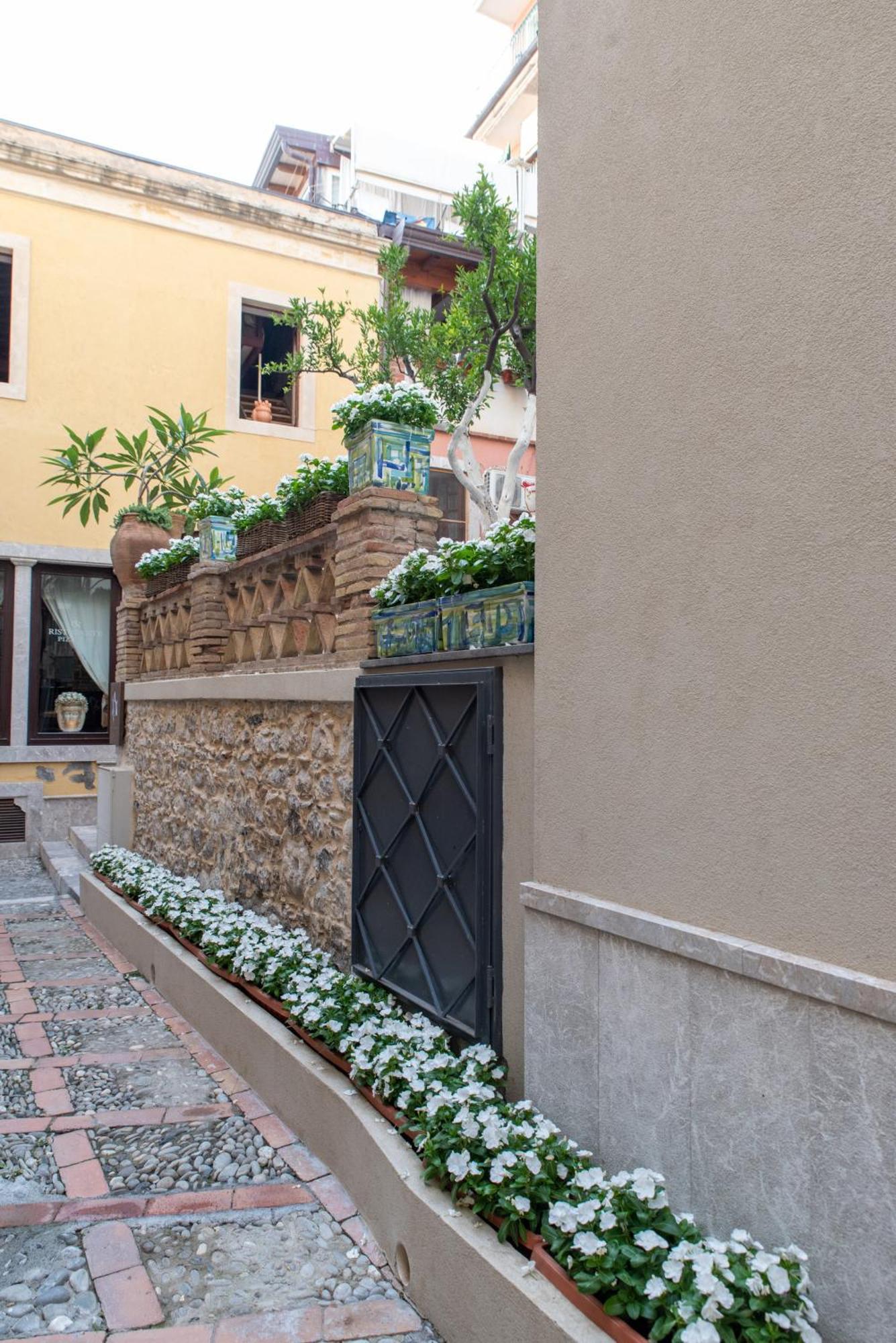 Villa D'Orville Luxury Suites Taormina Exterior photo