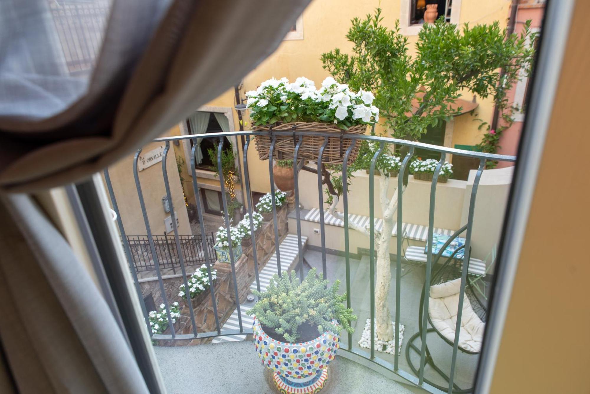 Villa D'Orville Luxury Suites Taormina Exterior photo